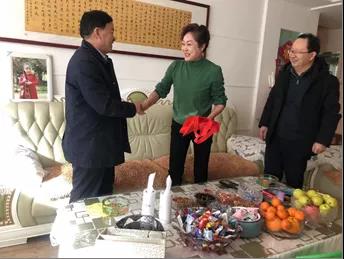 敦煌種業(yè)領(lǐng)導(dǎo)看望慰問公司老干部、老黨員及困難黨員職工