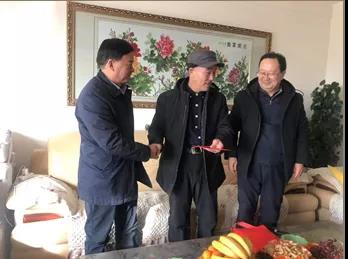 敦煌種業(yè)領(lǐng)導(dǎo)看望慰問公司老干部、老黨員及困難黨員職工