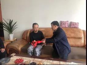 敦煌種業(yè)領(lǐng)導(dǎo)看望慰問公司老干部、老黨員及困難黨員職工