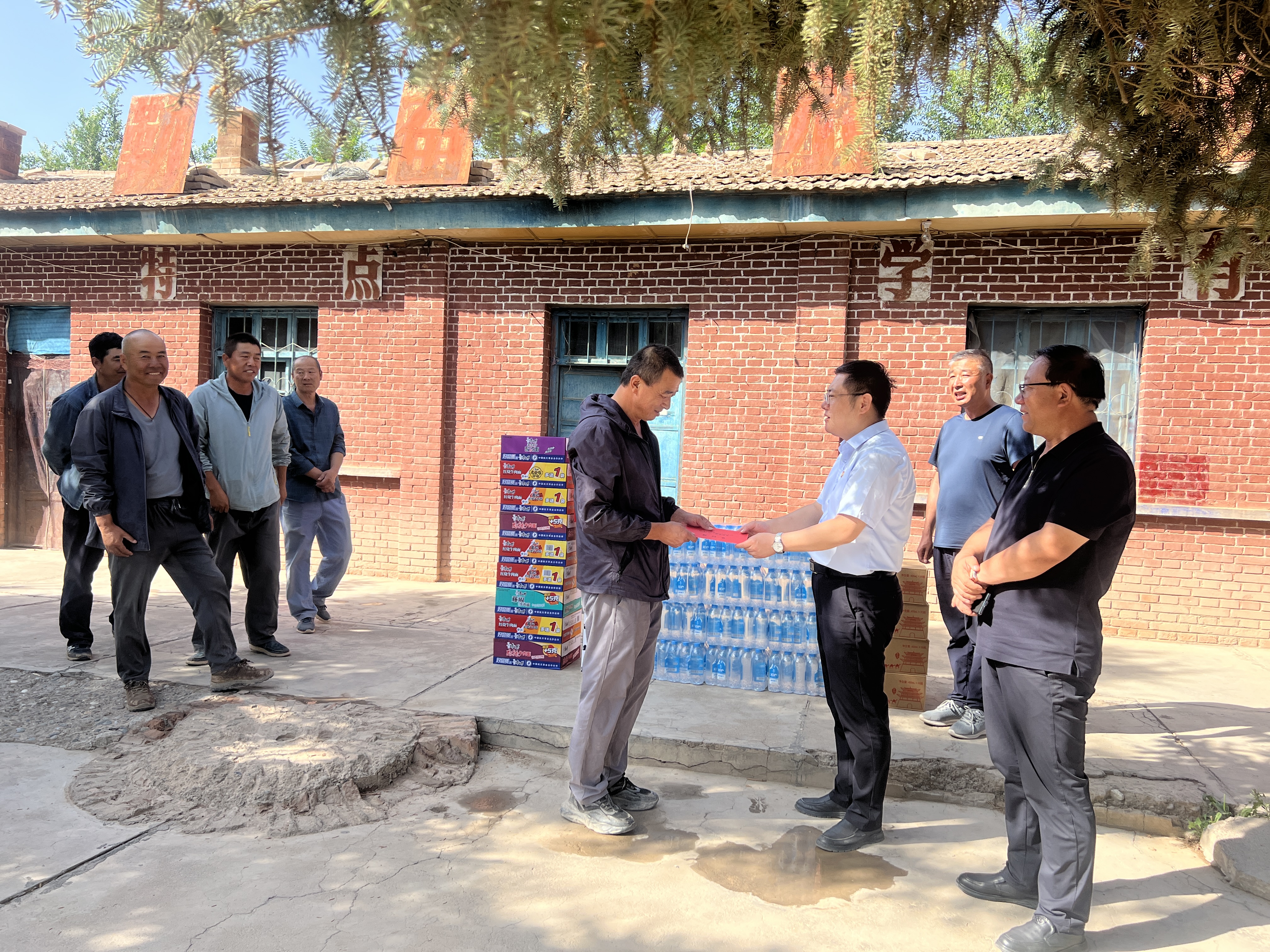 敦煌種業(yè)開展“夏送清涼”慰問活動(dòng)